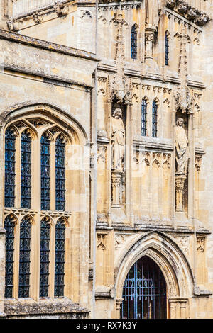 La facciata della chiesa di San Giovanni Battista a Burford, Oxfordshire. Foto Stock