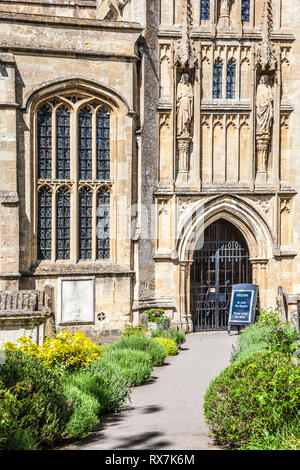 Un tipico paese di lingua inglese chiesa del Cotswold città di Burford in Oxfordshire. Foto Stock