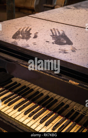 L'Avana, Cuba. 26 Maggio, 2009. Stampe a mano su un telaio di pianoforte presso il laboratorio di riparazione dello strumento in Havana Cuba. Foto Stock