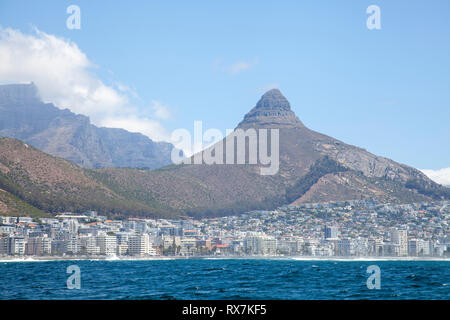 Le proprietà sul mare con Lions Head dietro a Cape Town, Sud Africa Foto Stock