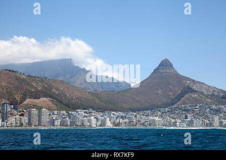 Le proprietà sul mare con Lions Head dietro a Cape Town, Sud Africa Foto Stock