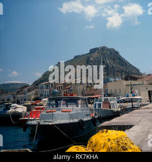 Athen, Peloponnes - Hafenszene auf dem Peloponnes mit der Festung Palamidi im Hintergrund, Griechenland 1980er. Scenario del porto sul Peloponnes con la fortezza di Palamidi in background, Grecia degli anni ottanta Foto Stock