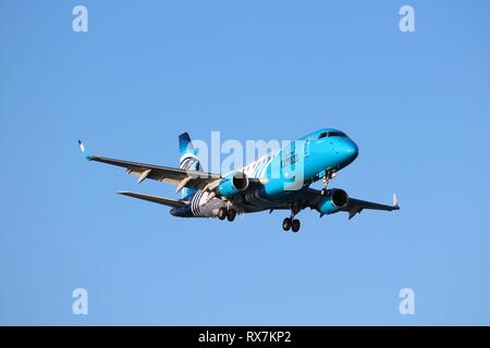 LARNACA, Cipro - 17 Maggio 2014: aerei di terre EgyptAir nell'Aeroporto Internazionale di Larnaca. Egyptair esiste dal 1932 e portato a 6,8 milioni passen Foto Stock