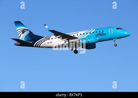 LARNACA, Cipro - 17 Maggio 2014: aerei di terre EgyptAir nell'Aeroporto Internazionale di Larnaca. Egyptair esiste dal 1932 e portato a 6,8 milioni passen Foto Stock