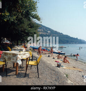 Insel Korfu - Tische un einem Strand auf der Insel Korfu, Griechenland 1980er. Tabelle su una spiaggia dell'isola di Corfù, Grecia degli anni ottanta Foto Stock