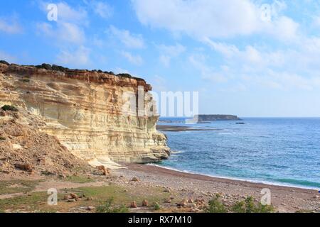 Cipro paesaggio naturale - Mar Mediterraneo costa vicino a Baia di Lara. Foto Stock