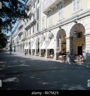 Insel Korfu - Häuserreihe in der Altstadt von Korfu, Griechenland 1980er. Fila di case nella città vecchia di Corfù, Grecia degli anni ottanta Foto Stock