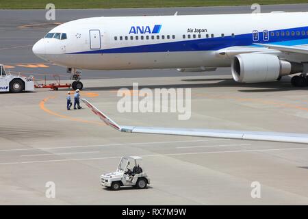 TOKYO - 12 Maggio: All Nippon Airways (ANA) Boeing 767 il 12 maggio 2012 all'Aeroporto Internazionale Narita di Tokyo. ANA è una delle più grandi compagnie aeree del Giappone wi Foto Stock