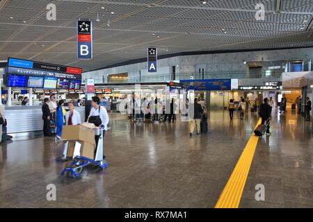 TOKYO - 12 Maggio: viaggiatori in fretta il 12 maggio 2012 all'Aeroporto Internazionale Narita di Tokyo. Narita è il secondo aeroporto più trafficato in Giappone e cinquantesimo indaffarato w Foto Stock