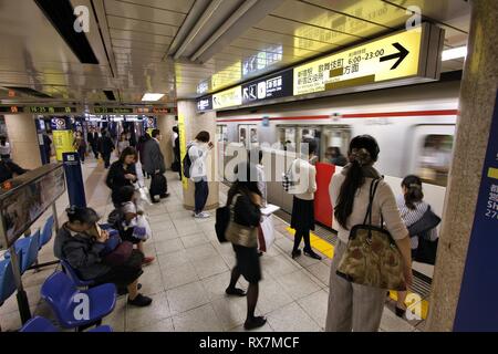 TOKYO - 11 Maggio: persone attendere nella metropolitana di Tokyo il 11 maggio 2012 a Tokyo. Con più di 3,1 miliardi di passeggeri annuale giostre, la metropolitana di Tokyo è il sistema bus Foto Stock