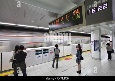 TOKYO - 11 Maggio: persone attendere nella metropolitana di Tokyo il 11 maggio 2012 a Tokyo. Con più di 3,1 miliardi di passeggeri annuale giostre, la metropolitana di Tokyo è il sistema bus Foto Stock