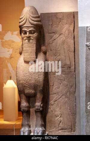 Uomo con testa di toro alato (lamassu), assiro, il Metropolitan Museum of Art, Manhattan, New York STATI UNITI D'AMERICA Foto Stock