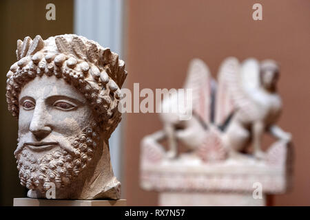 Testa di pietra calcarea di un uomo barbuto che indossa una ghirlanda, cipriota, il Metropolitan Museum of Art, Manhattan, New York STATI UNITI D'AMERICA Foto Stock