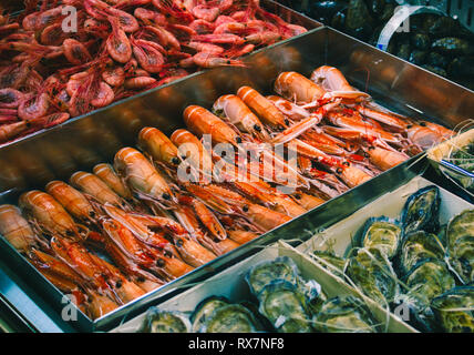 Vassoio di scampi freschi in un contatore a base di pesce in un supermercato Foto Stock