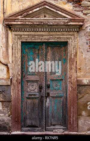 MYTILENE, Lesbo, Grecia una vecchia porta, in corrispondenza di un vecchio e la casa abitata in Mytilene città capitale di Lesbo, isola del mar Egeo in Grecia. Foto Stock