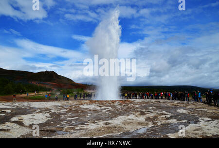 Strokkur geyser che erutta nella valle di Haukadalur, Islanda. Foto Stock