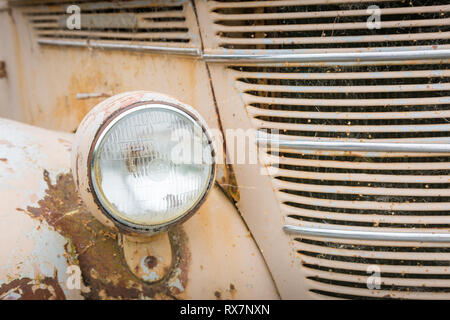 In prossimità di un veicolo vecchio calandra e proiettore Foto Stock
