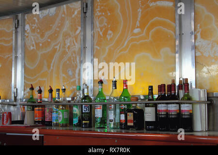 Istanbull, Turchia - Sep 06, 2011: scaffale con bottiglie in bar Foto Stock