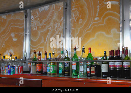 Istanbull, Turchia - Sep 06, 2011: bottiglie sul ripiano in bar Foto Stock