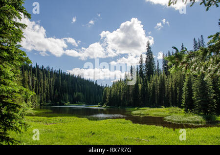 Majestic blu del cielo con poche nuvole nel mezzo di estate al Lago del Giubileo, Oregon. Foto Stock