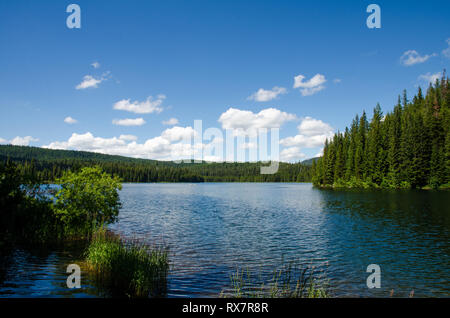 Cielo azzurro con poche nuvole nel mezzo di estate al Lago del Giubileo, Oregon. Foto Stock