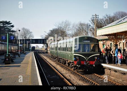 Anni Cinquanta il treno diesel a Sheringham stazione sulla North Norfolk ferroviaria patrimonio. Foto Stock