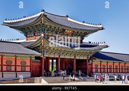 Seoul, Corea del Sud. Maggio, 2017. Gwanghwamun, cancello principale del palazzo Gyeongbokgung a Seul, in Corea del Sud. Credito: Bernard Menigault/Alamy Stock Photo Foto Stock