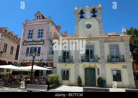 CASCAIS, Portogallo - 25 giugno 2018: piazza principale di Cascais con Town Hall Foto Stock