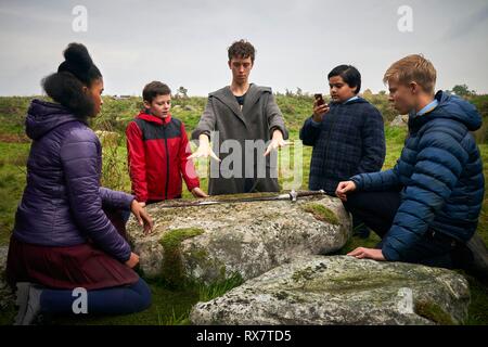 TOM TAYLOR, LOUIS ASHBOURNE SERKIS, ANGUS IMRIE, RHIANNA DORRIS e DEAN CHAUMOO nel bambino che sarebbe stato re (2019), diretto da JOE CORNISH. Credito: Big parlare le immagini/Working Title Films / Album Foto Stock