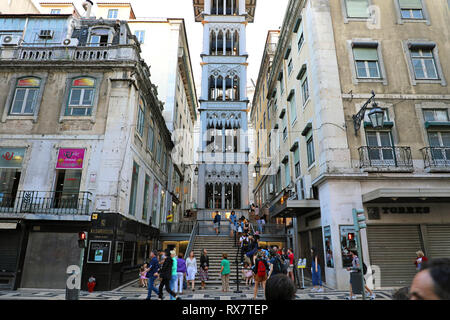 Lisbona, Portogallo - 25 giugno 2018: Elevador de Santa Justa a Lisbona. Famoso punto di riferimento e divertente attrazione turistica con piattaforma di osservazione al piano di sopra. Ol Foto Stock