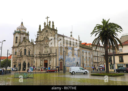 PORTO, Portogallo - 21 giugno 2018: Carmelitas e Carmo chiese collegate da edifici più stretto con blu e bianco azulejus a Porto, Portogallo Foto Stock