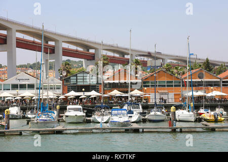 Lisbona, Portogallo - 24 giugno 2018: mare barche e barche a vela sul molo sul fiume Tago nel porto di Lisbona. Edifici costiere nel dock di Alcanta Foto Stock
