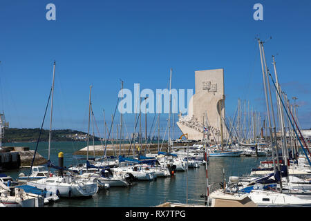 BELEM, Portogallo - 25 giugno 2018: Marina nel quartiere Belem di Lisbona e il Monumento delle Scoperte su sfondo, Lisbona, Portogallo Foto Stock