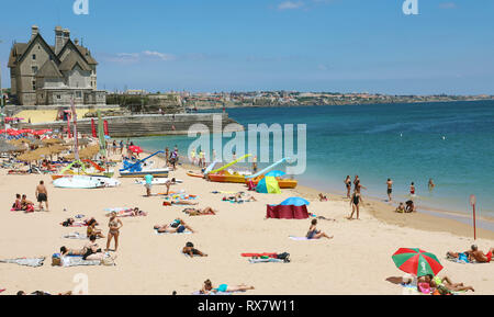 CASCAIS, Portogallo - 25 giugno 2018: i turisti e i locali a prendere il sole sulla spiaggia a Cascais, Portogallo Foto Stock