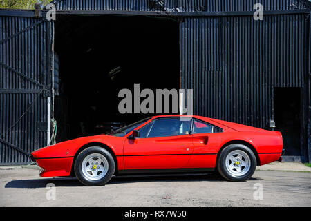 Ferrari 308 parcheggiata di fronte un garage aperto porta Foto Stock