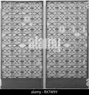 Borsa di Chicago Edificio: elevatore due griglie di enclosure, con piastre di base e il supporto laterale barre. Adler &AMP; Sullivan, architetti; American, 1883-1896. Data: 1893-1894. Dimensioni: dimensioni complessive di ciascun gruppo: 214.6 × 109,8 × 6 cm. Cast e ferro battuto con placcatura in rame. Origine: Chicago. Museo: Chicago Art Institute. Foto Stock