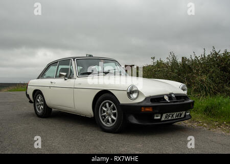 MGB GT British Classic Car in piedi su un vicolo del paese nel distretto di Peak Derbyshire, Regno Unito Foto Stock