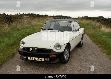 MGB GT British Classic Car in piedi su un vicolo del paese nel distretto di Peak Derbyshire, Regno Unito Foto Stock