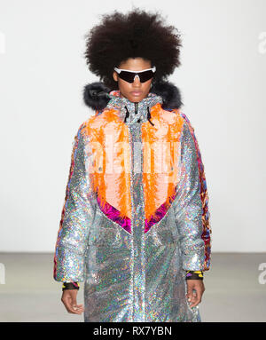 New York New York - Febbraio 09, 2019: un modello passeggiate la pista di Custo Barcelona Autunno Inverno 2019 Fashion Show Foto Stock