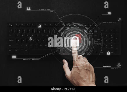Computer digitale di sicurezza e sistema di sicurezza tecnologia, spingendo a mano sulla tastiera del computer con icona a forma di lucchetto technology Foto Stock