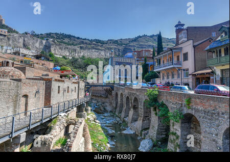 Tbilisi, Georgia - 10 Luglio 2018: famosi bagni di zolfo con Orbeliani Moschea Islamica, Tiflis tradizionale architettura, balconi di legno scolpito a Aban Foto Stock