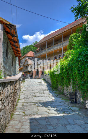 Il Sharambeyan street nel centro di Dilijan, Armenia, è stato conservato e mantenuto come una "città vecchia", completare con laboratori artigianali, una g Foto Stock