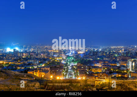 Yerevan cascata complessa, un enorme scalinata in pietra calcarea di Yerevan, Armenia. Esso collega il centro cittadino di Ketron area di Yerevan con il monumento neighb Foto Stock