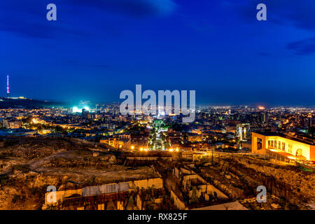 Yerevan cascata complessa, un enorme scalinata in pietra calcarea di Yerevan, Armenia. Esso collega il centro cittadino di Ketron area di Yerevan con il monumento neighb Foto Stock