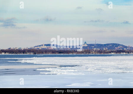 Vista del fiume San Lorenzo in inverno con Montreal in background Foto Stock