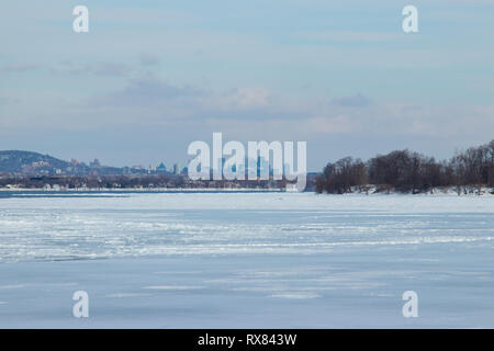 Paesaggio invernale - Fiume San Lorenzo e la città di Montreal Foto Stock
