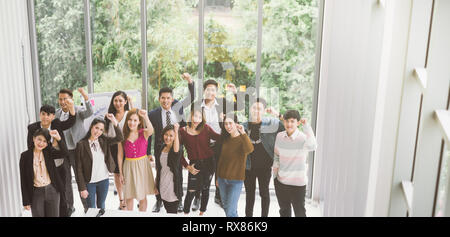 Gruppo di asian business team di bracci di sollevamento successo Realizzazione concetto Foto Stock