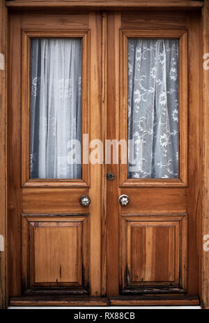 Foto della vecchia porta di legno , isolato su bianco. Foto Stock