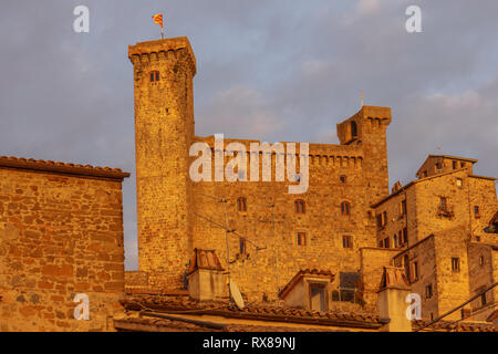 Vista sul borgo medievale di Bolsena con Castello Monaldeschi Foto Stock