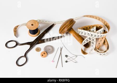 Personalizzare ancora vita set - strumenti vintage per fatti a mano sartoria personalizzata industria. Su sfondo bianco. Foto Stock
